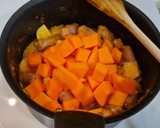 Foto del paso 3 de la receta: Salchichas guisadas con patatas y calabaza al tandoori masala