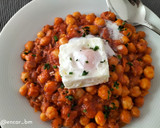 Foto del paso 7 de la receta: Garbanzos con fritada de atún y huevo poché
