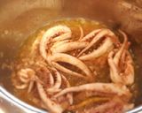 Foto del paso 3 de la receta: Rejos de calamar en salsa de cebolla