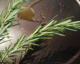 Foto del passaggio 8 della ricetta Spiedini di lombo di maiale con salsa di mele, zenzero e rosmarino