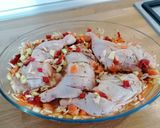 Foto del paso 1 de la receta: Muslos de pollo con papas panaderas y verdura al horno