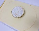 Foto del paso 2 de la receta Camembert hojaldrado con pimientos confitados