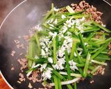 Hình bước làm 3 của món Bông Tỏi Ba Góc Xào Bò Bằm