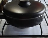 Foto del paso 6 de la receta: Bifecitos en sartén con arvejas huevo y salsa