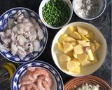 Foto del paso 1 de la receta Guiso de calamar y gambones, con patatas, cebolla y guisantes