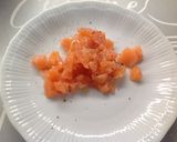 Foto del passaggio 3 della ricetta Tartare di salmone con crema di mango al peperoncino e frutto de