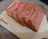 Foto langkah ke 5 dari resep Bolu Strawberry.