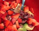 Foto del paso 3 de la receta: Sopa de tomate con albahaca acompañado de tropezones de aguacate, cebollaMorada y fresa