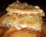 Foto del paso 5 de la receta: Tarta de jamón y queso con colitas de fiambre