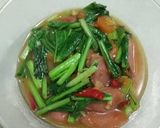 Foto langkah ke 3 dari resep Tumis sawi sosis.