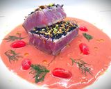 Foto del passaggio 5 della ricetta Tataki di Tonno con Gazpacho di Datterini, Granella di Pistacchi e Semi di Sesamo Tostati