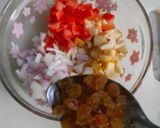 A picture of step 2 of Guava raisin salsa.