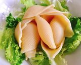 Hình bước làm 2 của món Nui Sò Lớn Sốt Bò Bằm Bolognese & Phô Mai Burrata