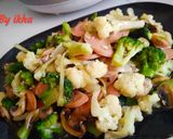 Foto langkah ke 4 dari resep Oseng Brokoli Kembang Kol Sosis.