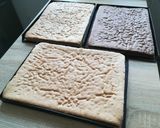 Tort kwadratowy z kolorowymi rozetkami krok przepisu 1 zdjęcie