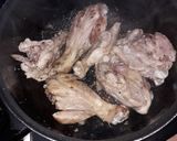 Foto del paso 2 de la receta: Pollo en salsa, con papitas y tocino