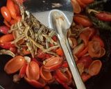 Foto langkah ke 5 dari resep Tumis Kulit Melinjo.
