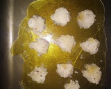 Foto del paso 3 de la receta: Bolitas de coco acarameladas