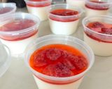 Foto langkah ke 3 dari resep Puding Susu Strawberry.