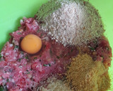 Foto del paso 2 de la receta: Tortitas de carne de res con coditos en mantequilla de ajo