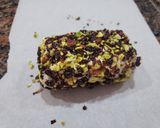 Foto del paso 6 de la receta: Rollo de queso con arándanos, pistachos, panceta y miel