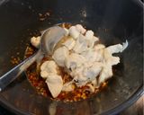 รูปขั้นตอนการทำที่ 7 ของ ก๋วยเตี๋ยวไก่ต้มยำ แห้ง ใส่ไข่