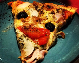 Foto del paso 3 de la receta: Pizza casera de pavo, atún y alcachofas con aceitunas al pimentón