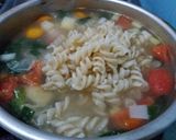 Foto langkah ke 6 dari resep Sup ayam makaroni spiral (fusilli).