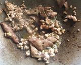 รูปขั้นตอนการทำที่ 2 ของ “ผัดพริกอ่อนหมูสับตับ+ไข่ดาว”