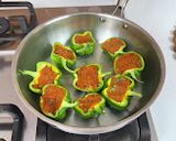 भरलेली ढोबळी मिरची/ भरलेली शिमला मिरची/ stuffed Shimla mirchi/ stuffed capsicum - मराठी रेसिपी रेसिपी स्टेप 9 फोटो