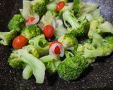 Foto langkah ke 4 dari resep Tumis Broccoli & Tomat Cherry.