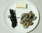 Hình bước làm 1 của món Canh rong biển ngao hoa đậu hũ 바지락미역국