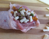 Foto del paso 4 de la receta: Muslos de pollo rellenos con salteado de judías