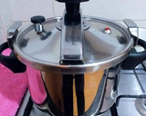 Foto del paso 5 de la receta: Pata de cordero en salsa de especias con pasas
