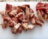 Foto del paso 3 de la receta: Caraotas o alubias blancas con oreja y jamón