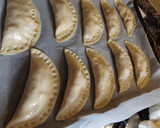 Foto del paso 3 de la receta: Empanadas de cebolla, chorizo colorado y quesos