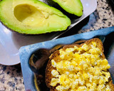 Foto del paso 4 de la receta: TOSTADAS CON HUEVO Y PALTA 🥑🥚🥑