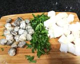 Foto del paso 5 de la receta Sopa de bacalao, chirlas y judías planas al aroma de lovage