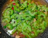 Foto langkah ke 4 dari resep Tumis Pare Tauco.