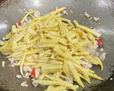 รูปขั้นตอนการทำที่ 1 ของ ผัดหน่อไม้ใส่หมูใส่ไข่