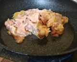 Foto langkah ke 2 dari resep Ayam Jamur Tumis Mentega.