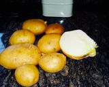 Foto del paso 1 de la receta Tortilla de patata con cebolla, truco de sabor