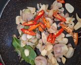Foto langkah ke 3 dari resep Tumis Kangkung Ringan.