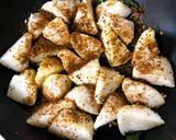 A picture of step 5 of Ghee Podi Idli.