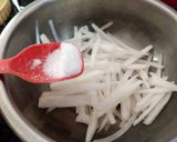 A picture of step 2 of Raddish salad : korean recipe.