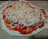 Foto del paso 4 de la receta: Pizza bolognesa con olivas picantes