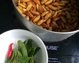 Hình bước làm 1 của món Nhộng rang lá chanh