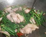 รูปขั้นตอนการทำที่ 6 ของ ผัดเนื้อไก่ใส่ดอกไม้กวาด