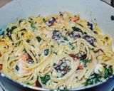 Foto del paso 4 de la receta: Pasta Alfredo con camarones y espinacas🍤🍝