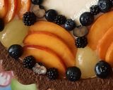 Foto del passaggio 13 della ricetta Torta Mary Ann cake al cacao con crema al mascarpone e frutta